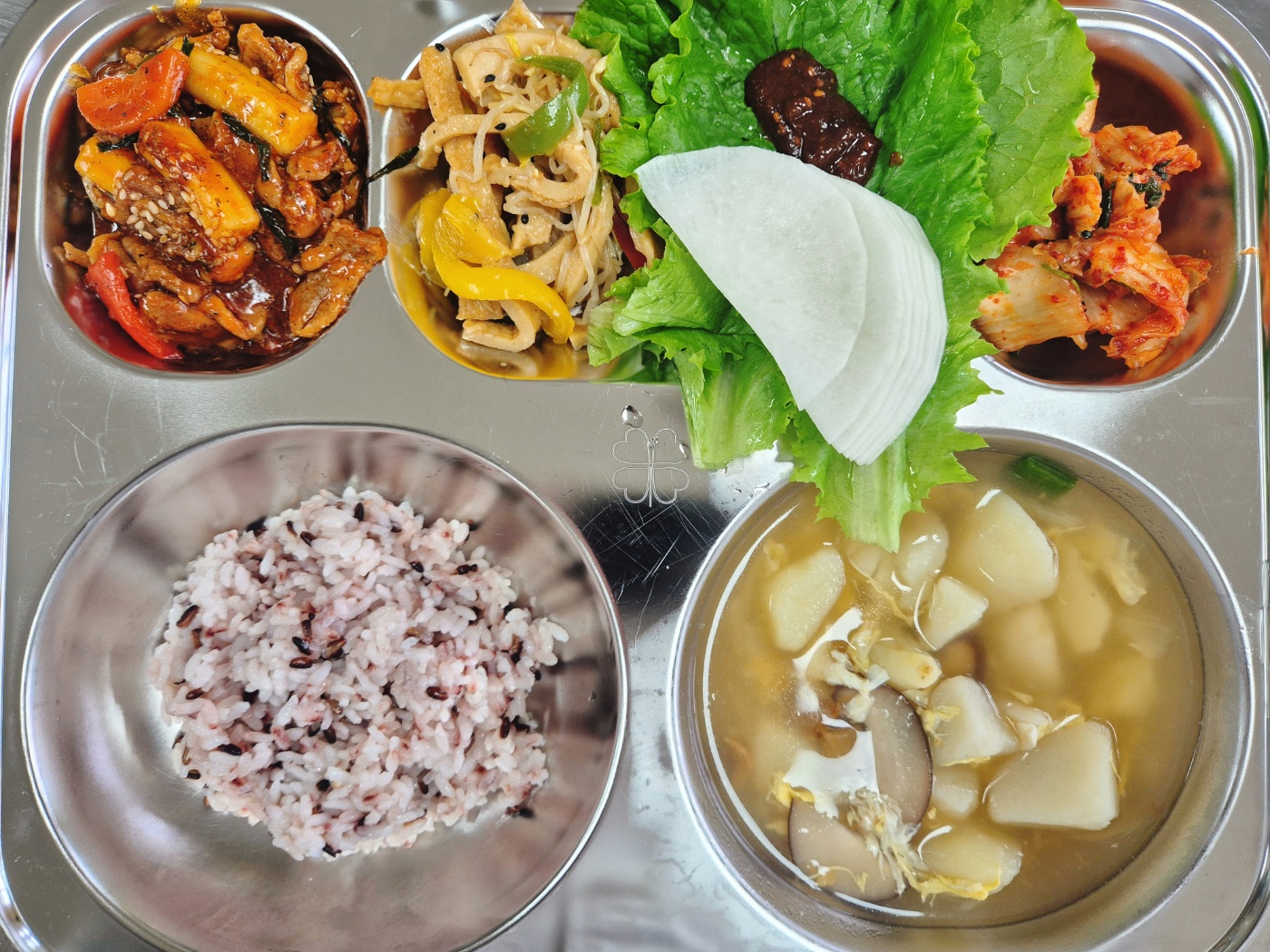 흑미밥
황태감자국 (1.5.6.9)
<상추쌈-특> (5.6.13)
숯불갈비맛오리불고기(r) (5.6.13.18)
채어묵 숙주볶음 (1.5.6.13)
배추겉절이 (9)
우유 (2)