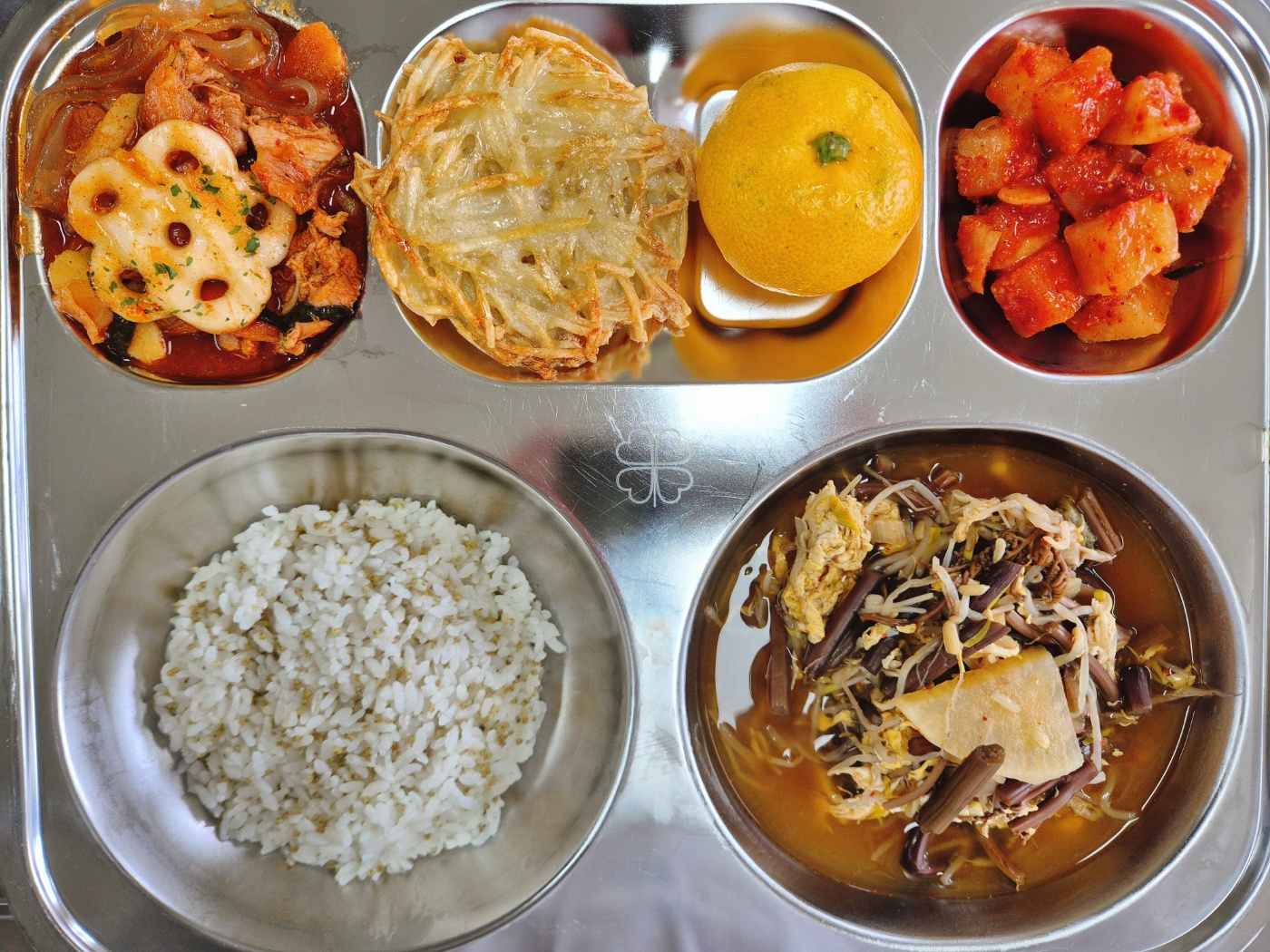 노란차조밥
버섯육개장 (1.5.6.9.16)
닭갈비 (5.6.13.15)
감자전 (5.6)
깍두기 (9)
우유 (2)
귤